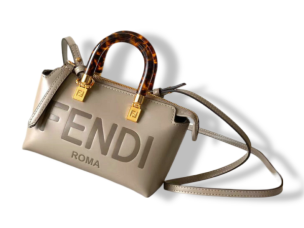 Shop the Fendi Vitello King Plexiglass Logo Mini Boston Bag Mirror 1:1 Replica. A chic, dark beige leather satchel with tortoiseshell plexiglass handles and elegant craftsmanship, perfect for everyday sophistication.