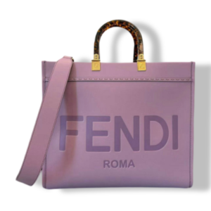 Discover the Fendi Sunshine Roma Tote Bag Lavender Mirror 1:1 Replica. This medium leather tote blends elegance and practicality, featuring FENDI ROMA lettering, tortoiseshell handles, and a spacious interior.