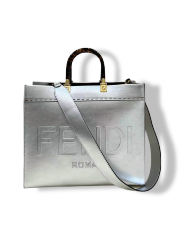 Shop the FENDI Sunshine Medium Bag Mirror 1:1 Replica. Crafted in premium silver cowhide leather with a heat-stamped “FENDI ROMA” logo, this versatile bag combines luxury, style, and practicality.