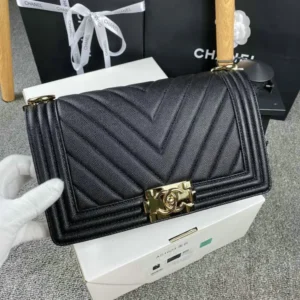 Chanel Calfskin Quilted Medium Boy Flap Black Mirror (1:1)